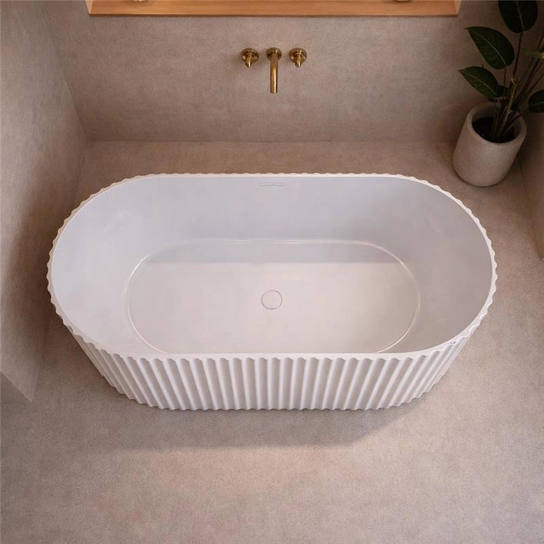 Vasca 170x80 Jeorgia freestanding in acrilico cannettato, dettaglio ravvicinato della texture antiscivolo - Exagonshop