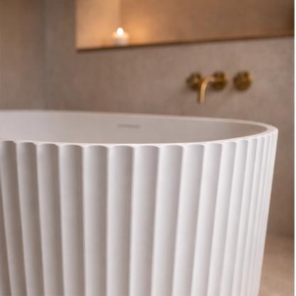 Vasca 170x80 Jeorgia freestanding in acrilico cannettato ambientato in box doccia con pareti in vetro - Exagonshop