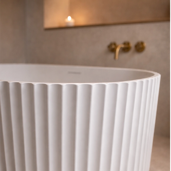 Vasca 170x80 Jeorgia freestanding in acrilico cannettato ambientato in box doccia con pareti in vetro - Exagonshop