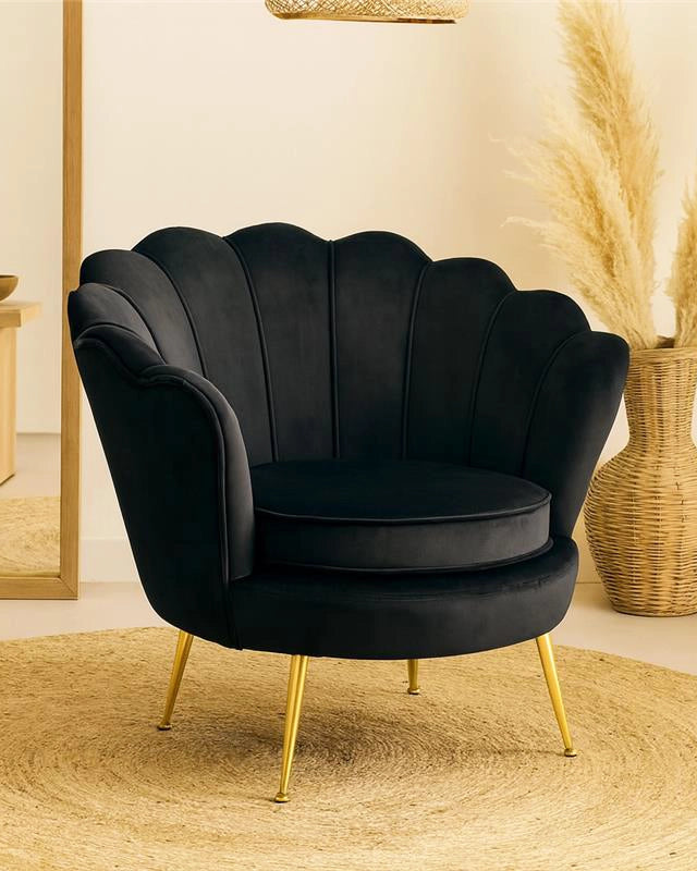Water Lily Poltrona design nera con gambe in acciaio oro Nero ambientato in spazio living con arredi coordinati - Exagonshop