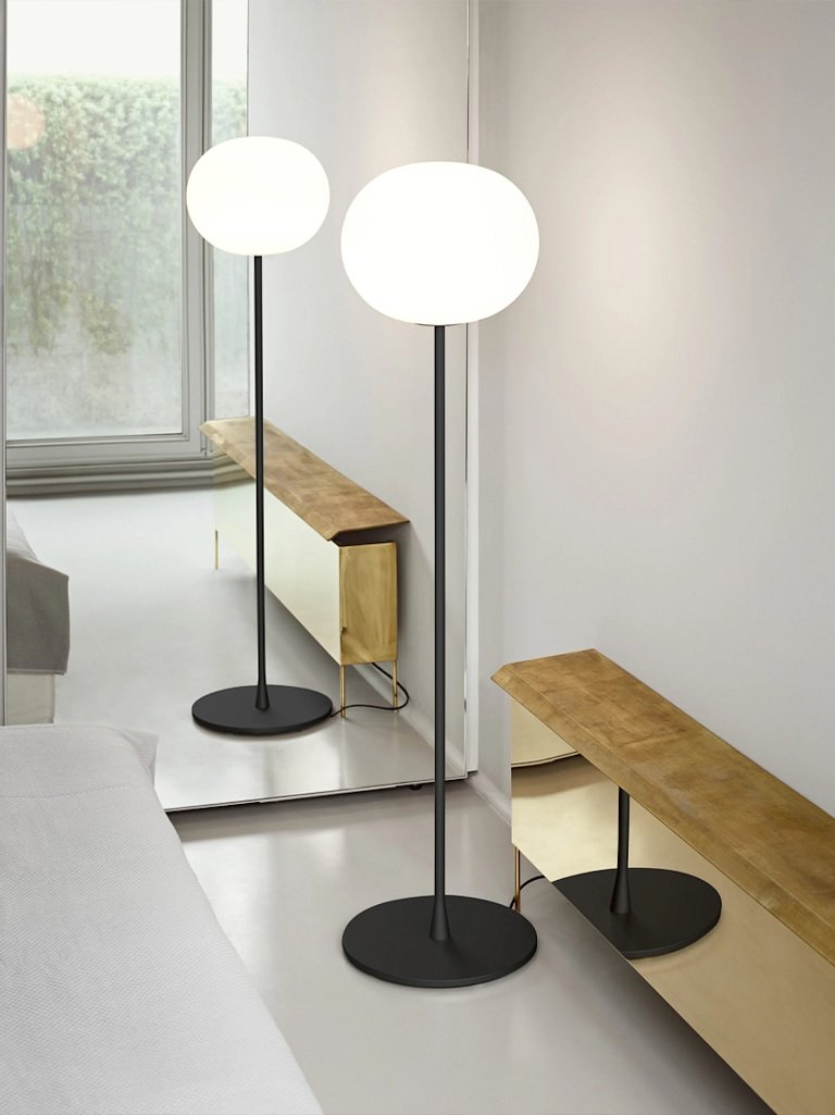 Flos Glo-ball Floor 1 Lampada a pavimento nero opaco spenta, dettaglio del corpo lampada e dei materiali