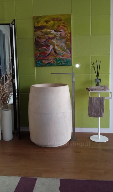 Antonio Lupi Barrel S Lavabo 65 cm freestanding In Pietra in pietra naturale ambientato su piano bagno con accessori...