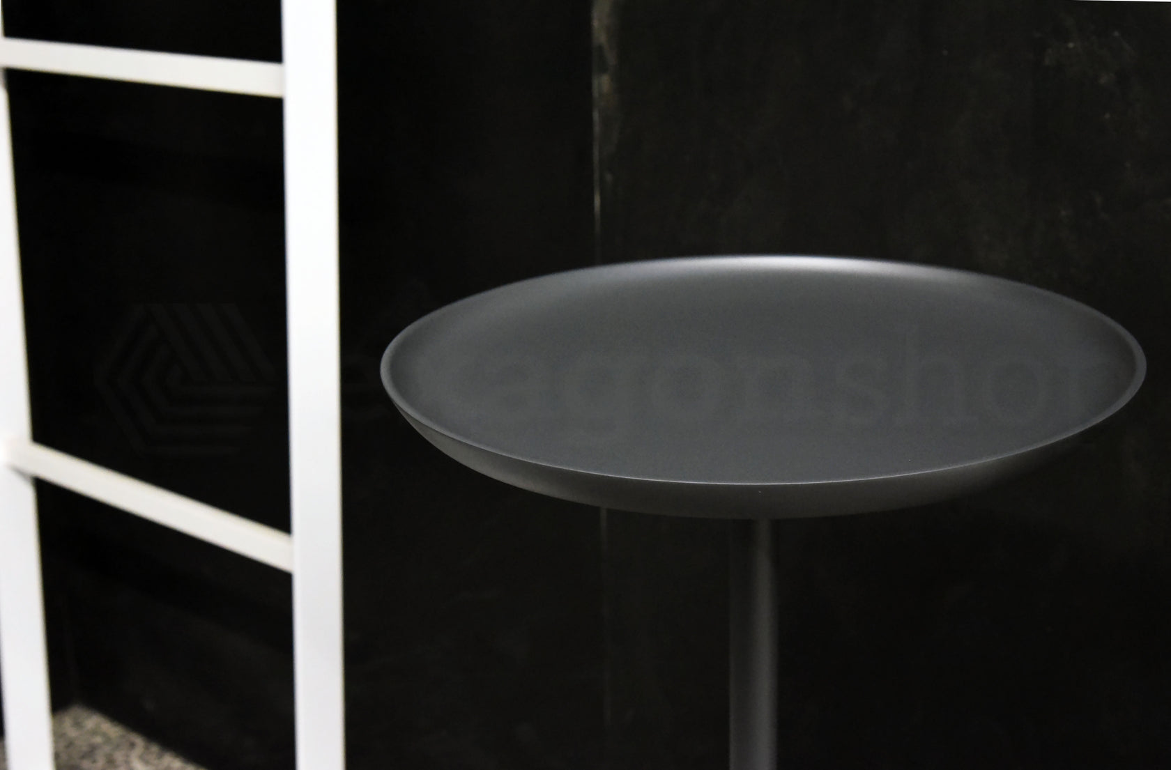 Antonio Lupi Lino2 Tavolino 36 cm in Cristalplant Matita ambientato in spazio living con arredi coordinati - Antonio Lupi...
