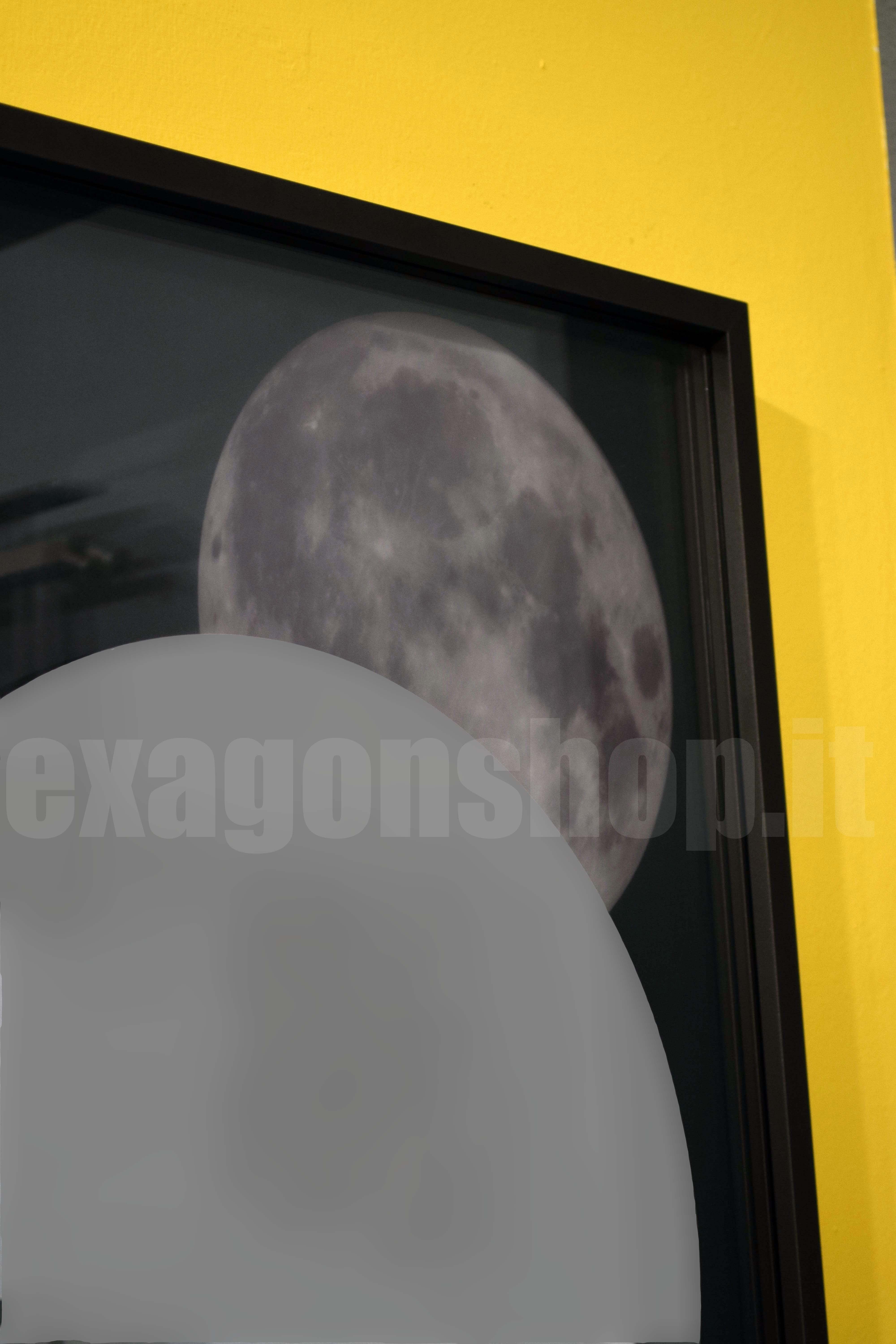 Antonio Lupi Collage Specchio 54x75 con Cornice in Alluminio ambientato in bagno moderno con specchio e accessori...