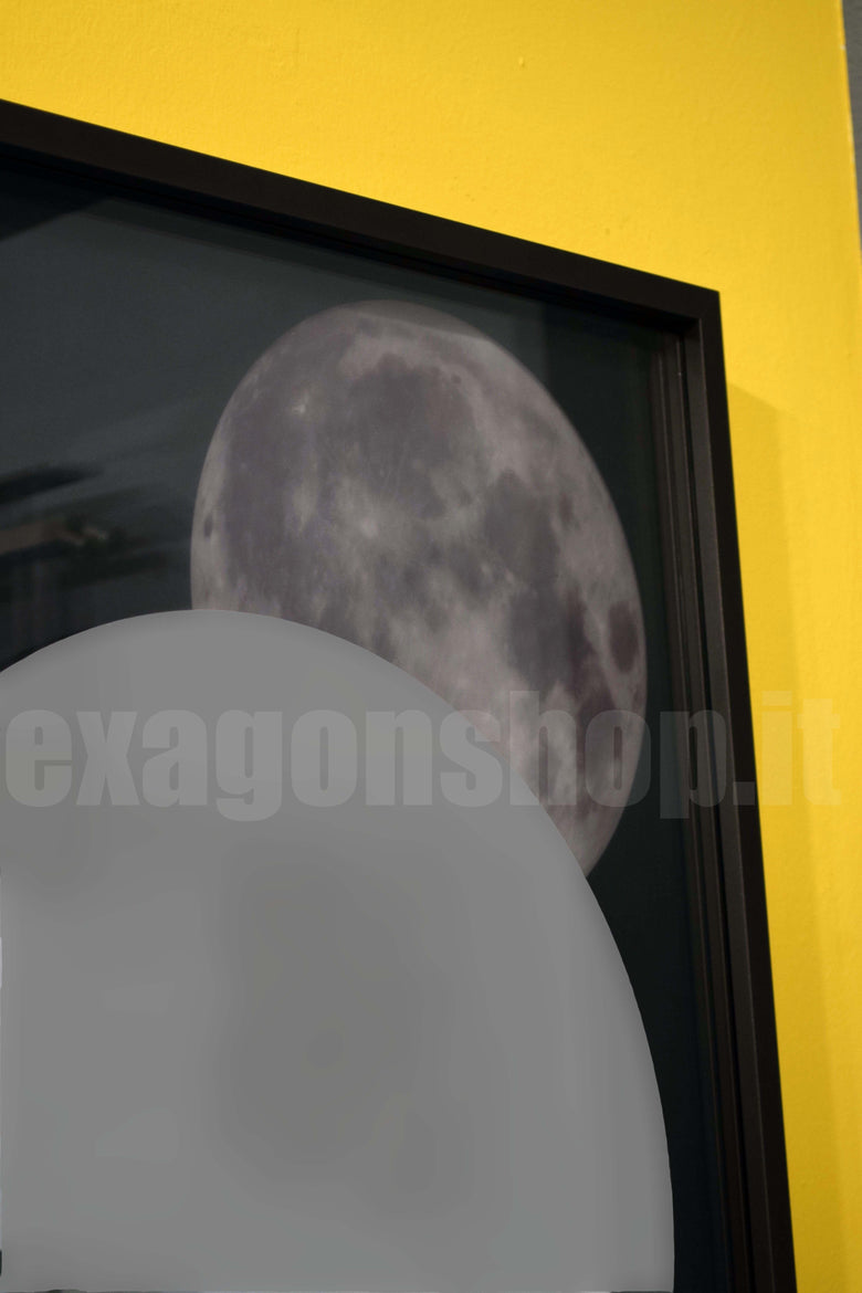Antonio Lupi Collage Specchio 54x75 con Cornice in Alluminio ambientato in bagno moderno con specchio e accessori...