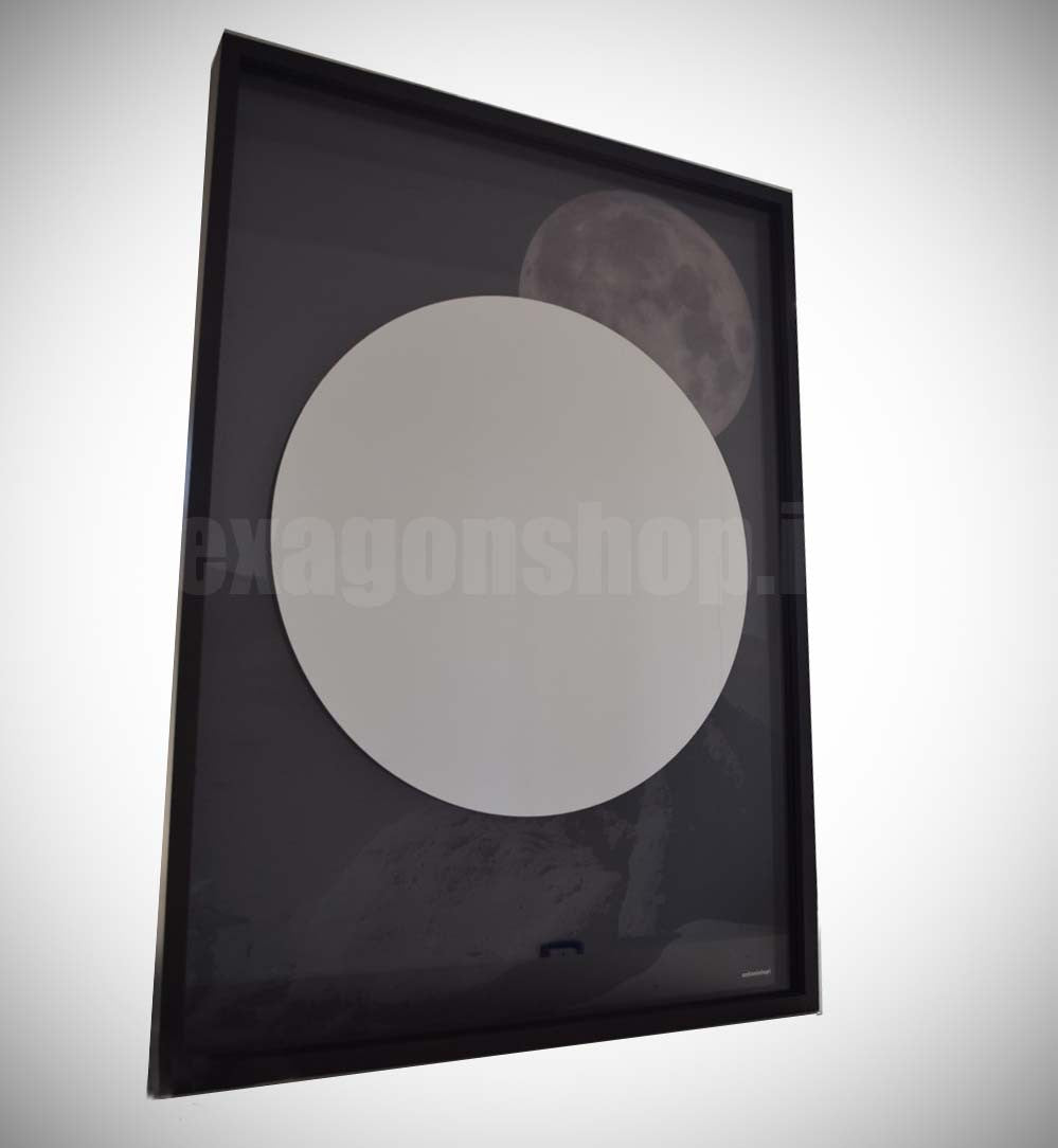 Antonio Lupi Collage Specchio 54x75 con Cornice in Alluminio con lavabo e rubinetteria, vista frontale su sfondo neutro...