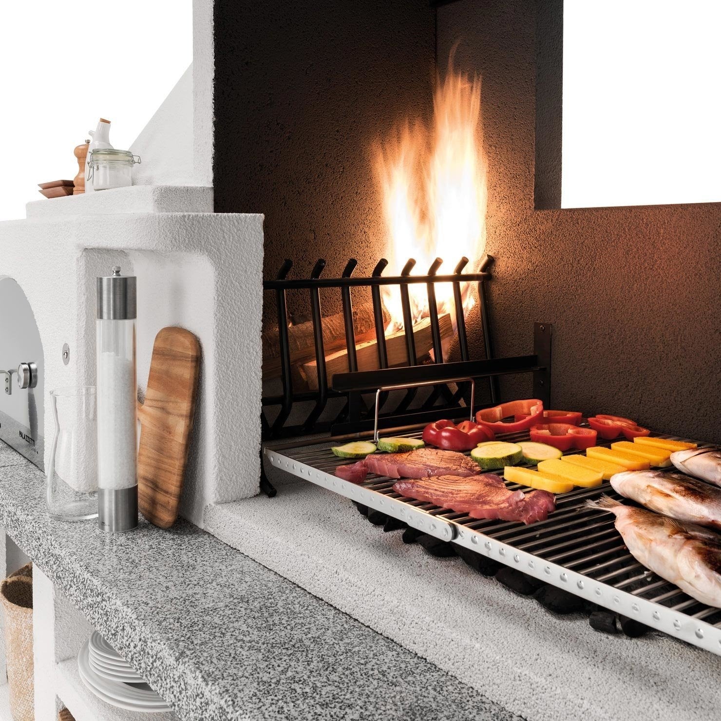 Palazzetti Antille 2 barbecue con forno a legna grezzo accesa in soggiorno, fiamma visibile attraverso il vetro
