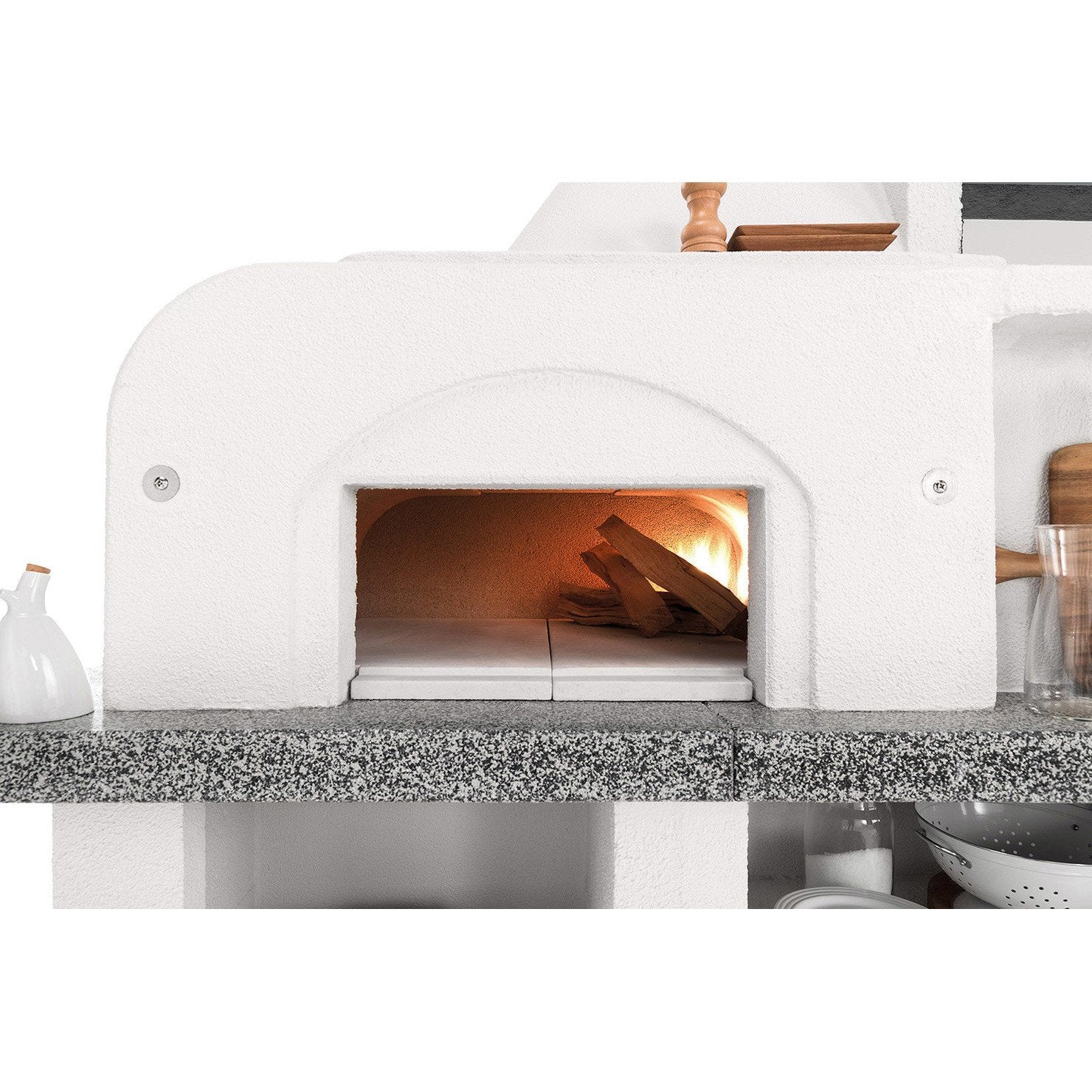 Palazzetti Antille 2 barbecue con forno a legna grezzo accesa in soggiorno, fiamma visibile attraverso il vetro