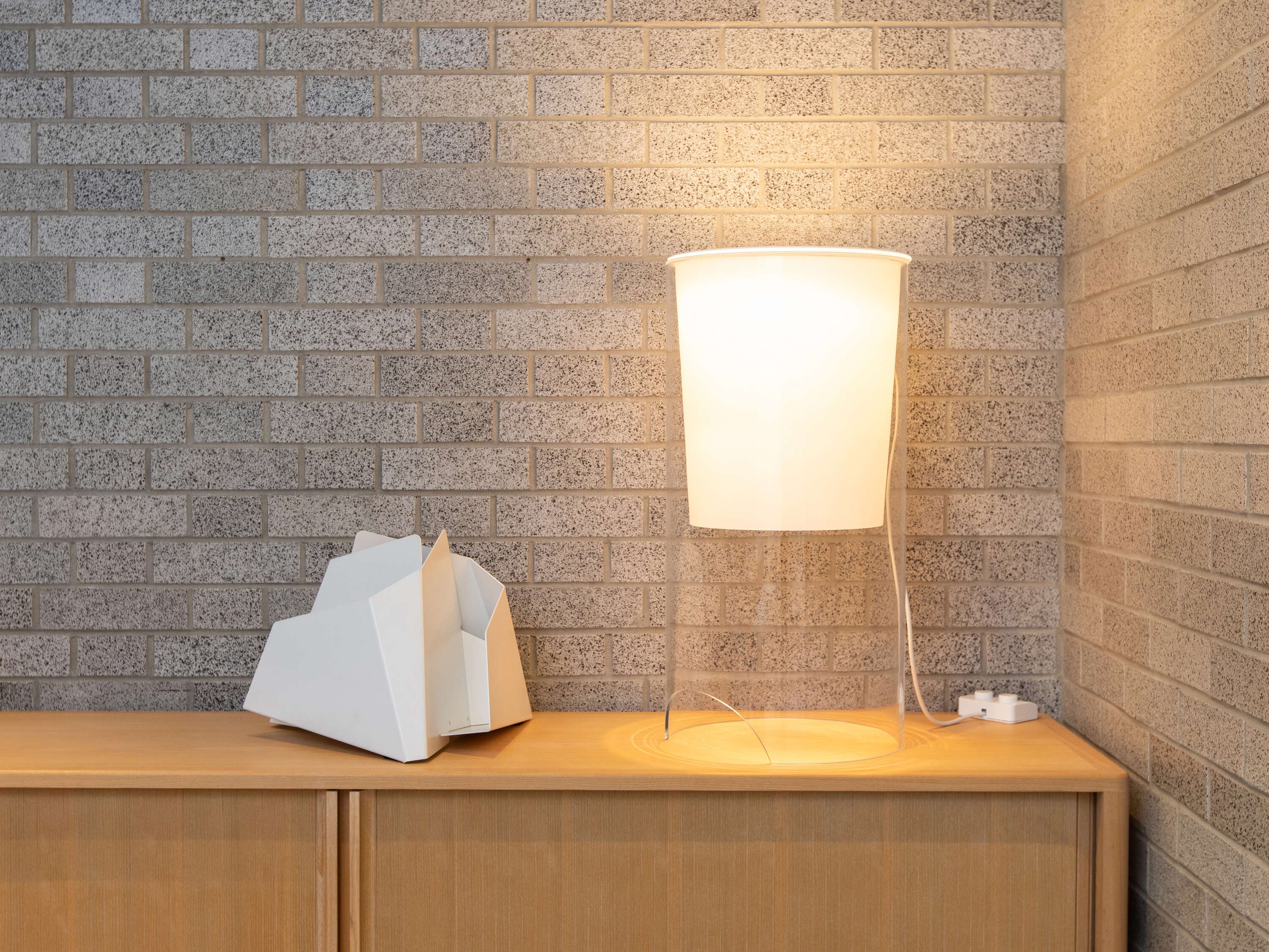 Flos Aoy Lampada 60 cm da tavolo trasparente e bianco opale, vista posteriore con attacco elettrico