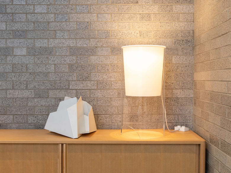 Flos Aoy Lampada 60 cm da tavolo trasparente e bianco opale, vista posteriore con attacco elettrico