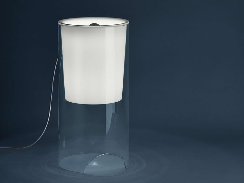 Flos Aoy Lampada 60 cm da tavolo trasparente e bianco opale in cristallo accesa in ambiente, design e diffusione della luce