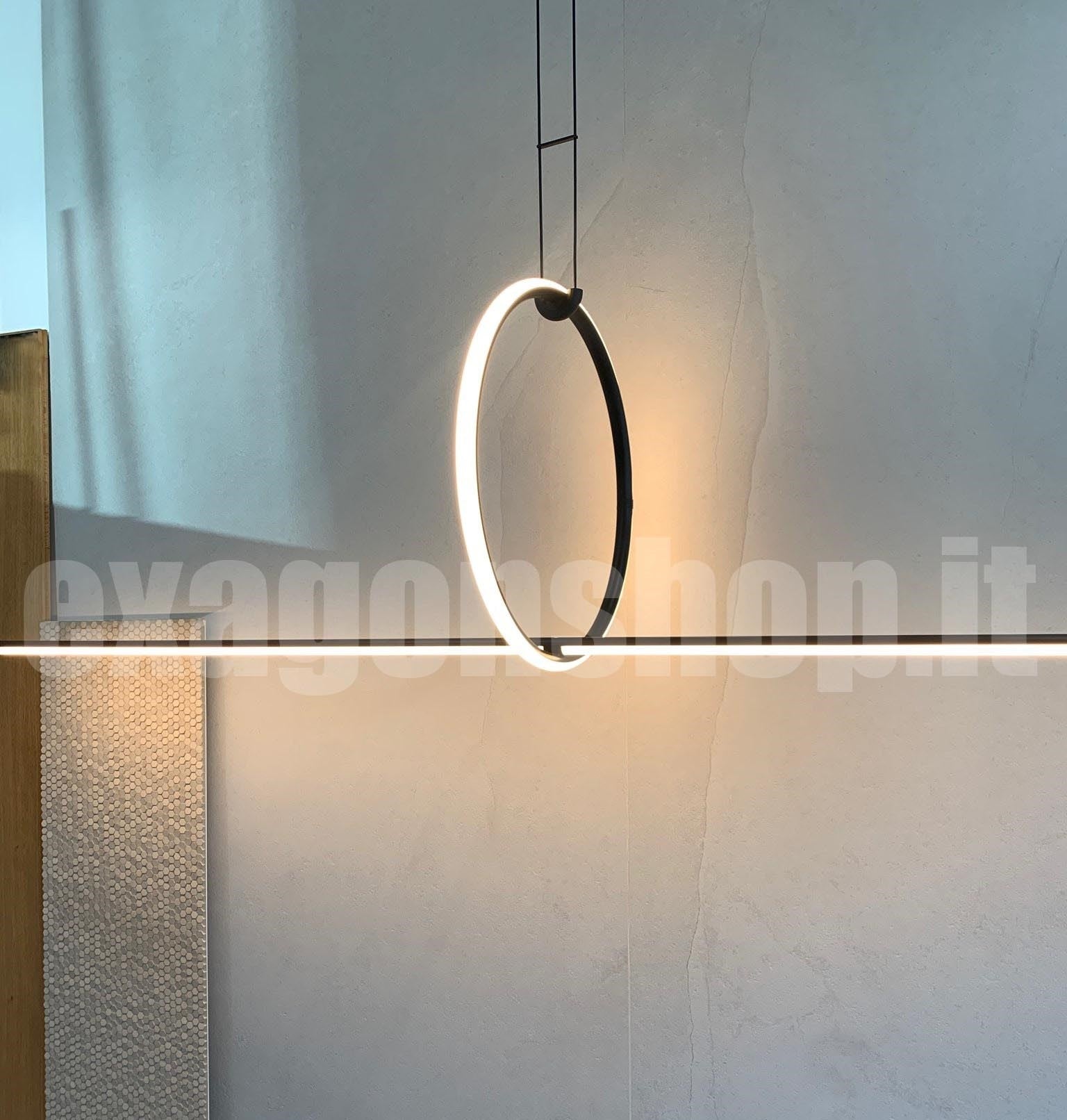 Flos Arrangements Line Round Small Lampada 170 cm sospesa in alluminio accesa in ambiente, design e diffusione della luce