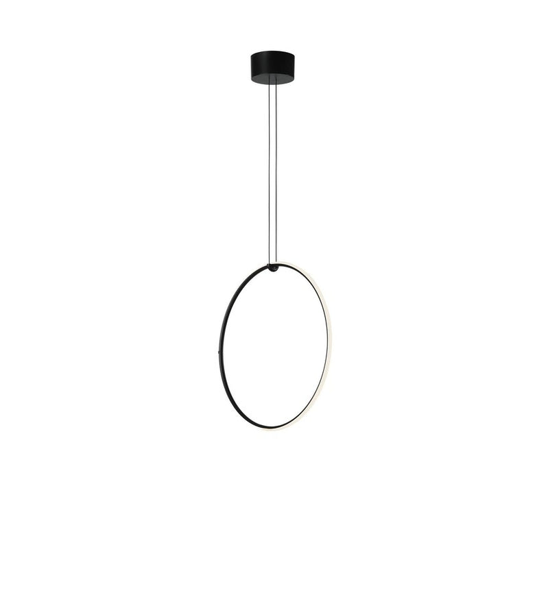 Flos Arrangements Round Medium Lampada a Sospensione Nero in alluminio e opaco accesa in ambiente, design e diffusione...