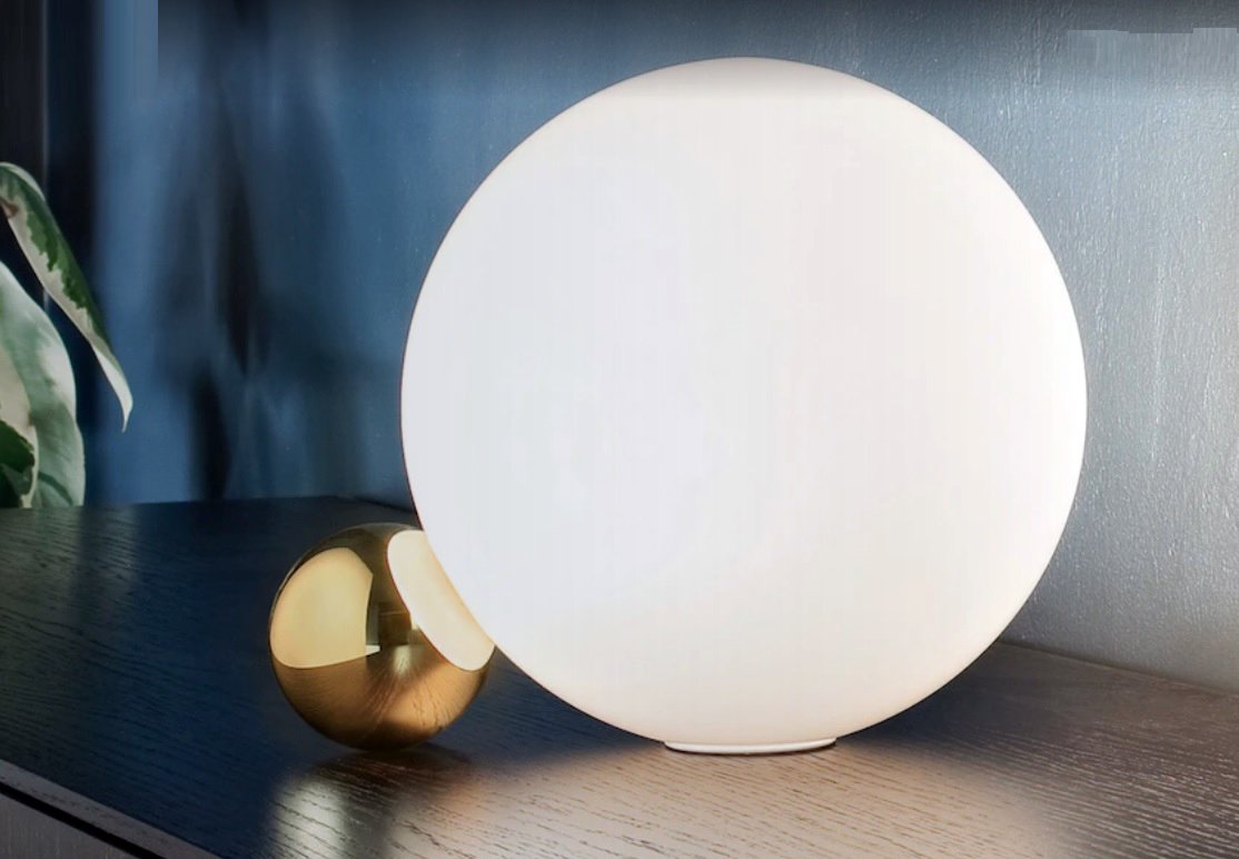 Flos Copycat Lampada 30 cm tonda da Tavolo in vetro e Oro in alluminio accesa in ambiente, design e diffusione della luce