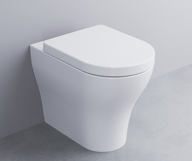 Cielo Enjoy Wc filo muro 53x35 a pavimento con scarico in lucido ambientato su piano bagno con accessori