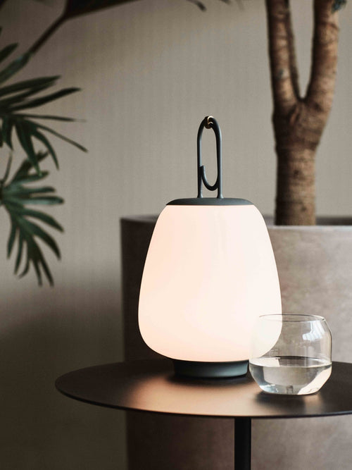 &Tradition LUCCA Lampada ricaricabile da esterno grigio Gray accesa in ambiente, design e diffusione della luce