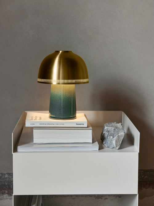 &Tradition Raku lampada ricaricabile blue green sh8 spenta, dettaglio del corpo lampada e dei materiali