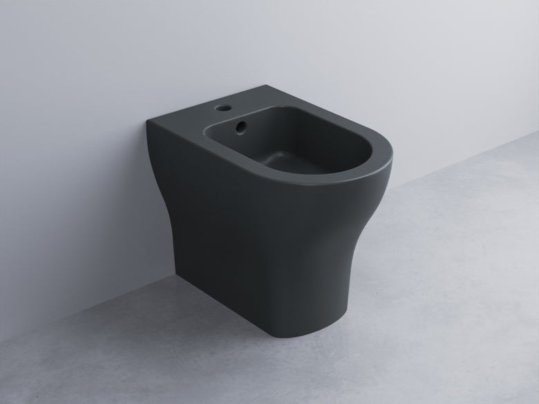 Cielo Enjoy Bidet Filo Muro A Pavimento 53x35 Monoforo ambientato su piano bagno con accessori