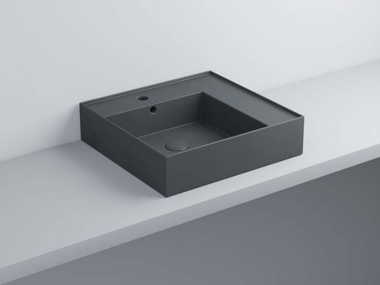 Cielo Enjoy Lavabo 50x48 Sospeso O Da Appoggio Rettangolare in ceramica ambientato su piano bagno con accessori