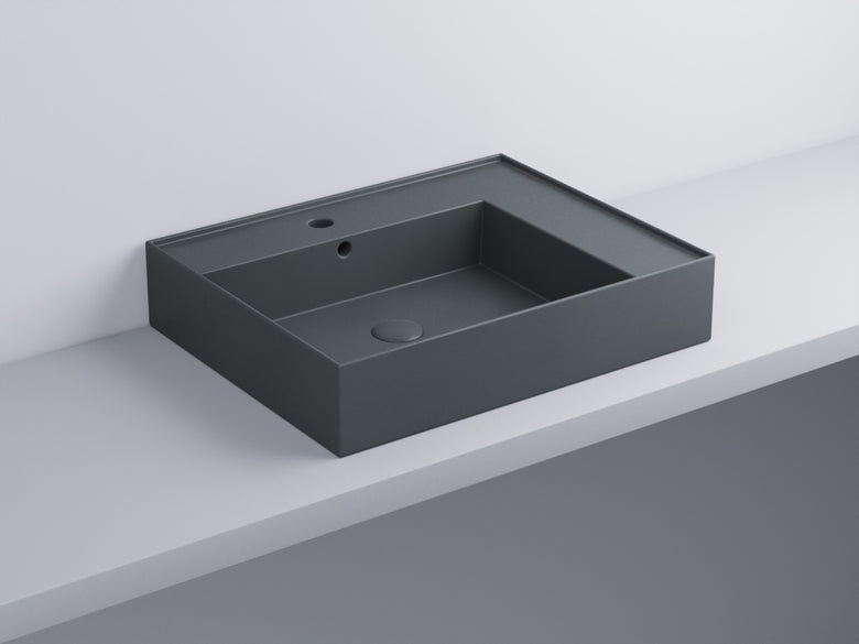 Cielo Enjoy Lavabo 60x48 Sospeso O Da Appoggio Rettangolare in ceramica ambientato su piano bagno con accessori