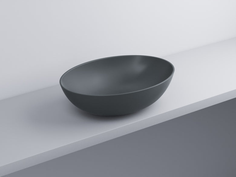 Cielo Eco Small Bacinella 58x42 Ovale Da Appoggio Senza in ceramica ambientato su piano bagno con accessori