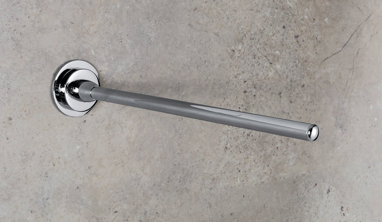Colombo Basic asta portasciugamani 33 cm fissa cromo, dettaglio ravvicinato del materiale e dell'aggancio - Colombo Design