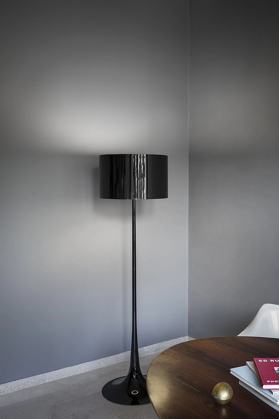 Flos Spun Light Floor Lampada a pavimento Nero lucido, vista posteriore con attacco elettrico