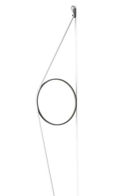 Flos Wirering Lampada da parete Cavo bianco e Anello Grigio Biancogrigio in alluminio accesa in ambiente, design e...