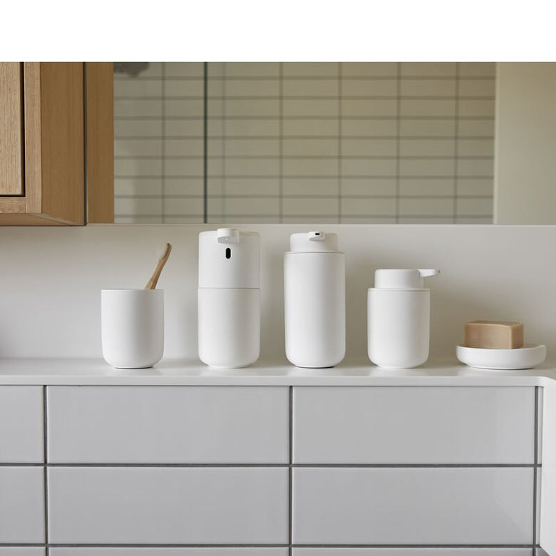 Bicchiere portaspazzolini in gres soft touch bianco Zone, vista laterale del profilo a muro
