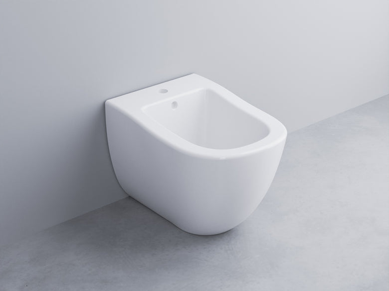 Cielo Fluid Bidet Monoforo A Pavimento In Ceramica bianco in lucido ambientato su piano bagno con accessori