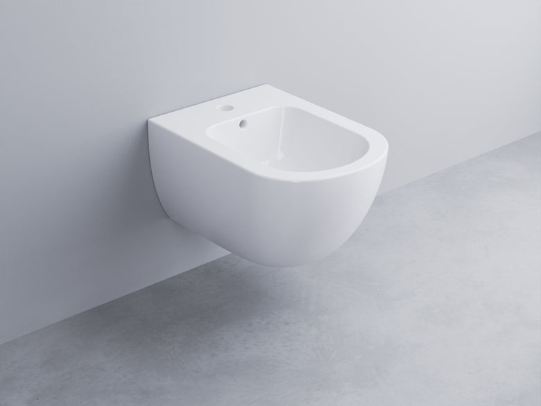 Cielo Enjoy Mini Bidet 48x35 Sospeso Monoforo Versione in ceramica e lucido ambientato su piano bagno con accessori
