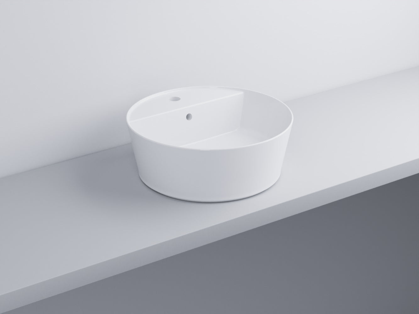 Cielo Handy lavabo 45 cm tondo monoforo da appoggio e in ceramica e lucido ambientato su piano bagno con accessori