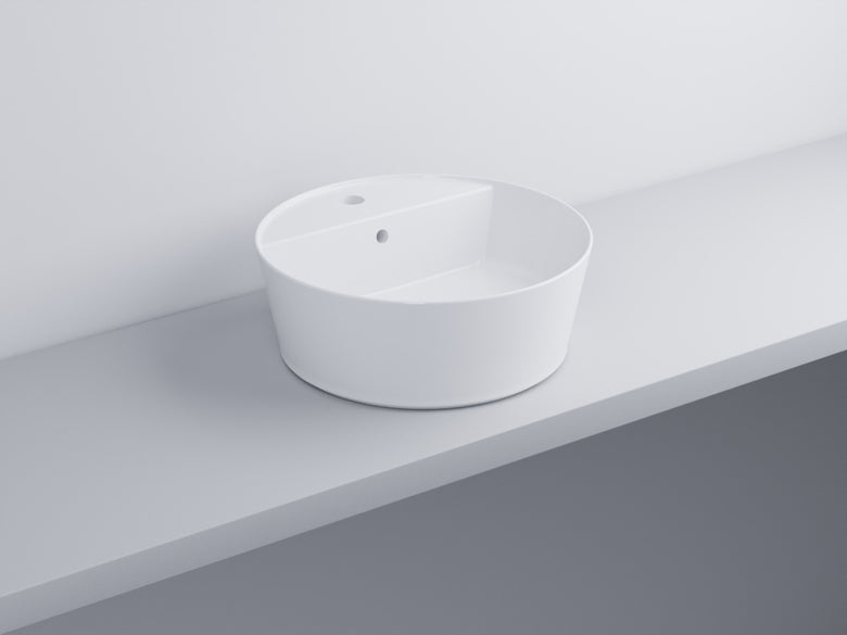 Cielo Handy lavabo 45 cm tondo monoforo da appoggio e in ceramica e lucido ambientato su piano bagno con accessori