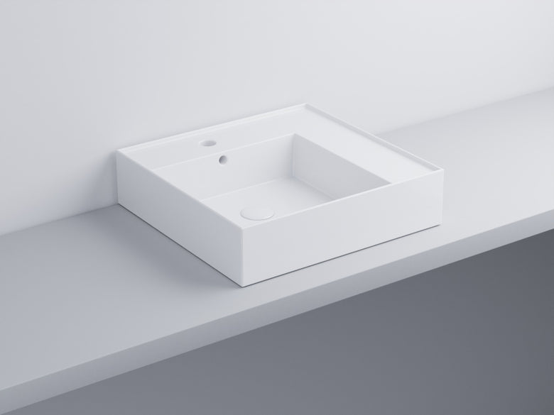 Cielo Enjoy Lavabo 50x48 Sospeso O Da Appoggio Rettangolare in ceramica e lucido ambientato su piano bagno con accessori
