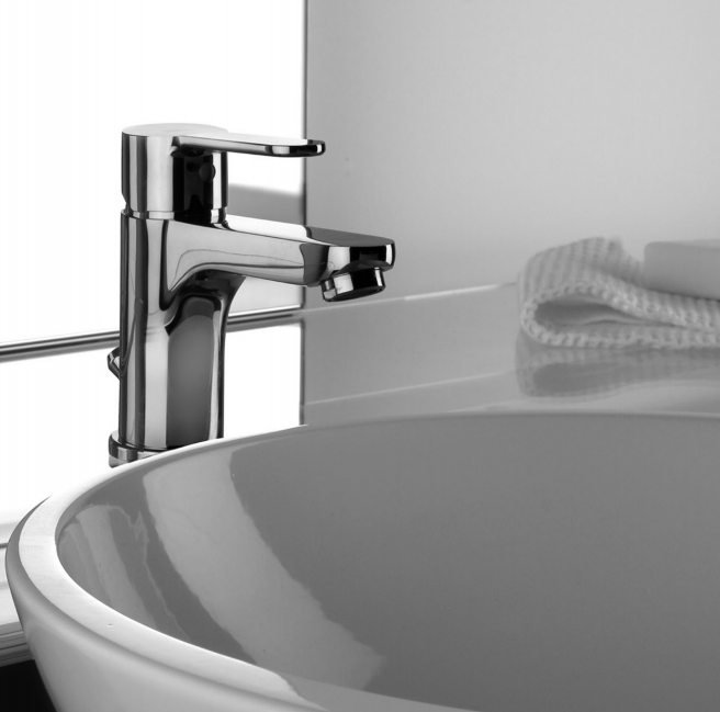 Paffoni Blu set Miscelatori Lavabo Bidet E Vasca Cromo ambientato in box doccia con pareti in vetro