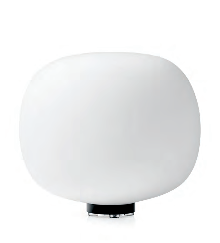 Bombo Miloox Lampada da tavolo in vetro soffiato bianco accesa in ambiente, design e diffusione della luce