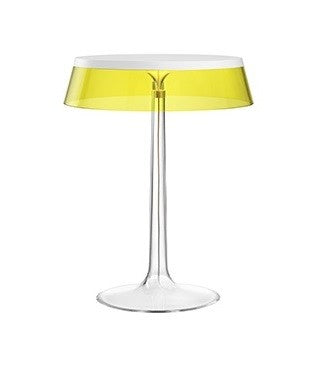 Flos Bon Jour Lampada Da Tavolo Bianca con corona gialla Giallo accesa in ambiente, design e diffusione della luce