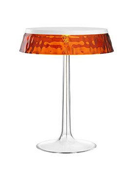 Flos Bon Jour Lampada Da Tavolo Bianca con corona Ambra Arancione accesa in ambiente, design e diffusione della luce