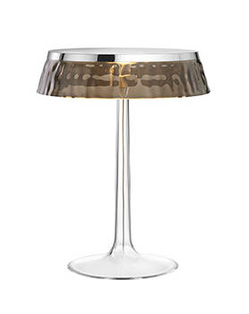 Flos Bon Jour Lampada Da Tavolo cromo con corona Fume accesa in ambiente, design e diffusione della luce