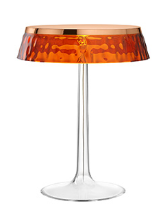 Flos Bon Jour Lampada Da Tavolo rame con corona Ambra Arancio accesa in ambiente, design e diffusione della luce