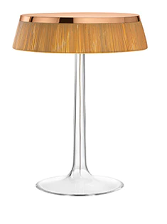 Flos Bon Jour Lampada Da Tavolo rame con corona rafia in naturale accesa in ambiente, design e diffusione della luce