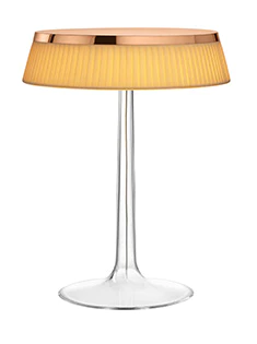 Flos Bon Jour Lampada Da Tavolo rame con corona in tessuto accesa in ambiente, design e diffusione della luce