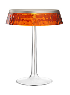Flos Bon Jour Lampada Da Tavolo cromo opaco con corona ambra Arancio accesa in ambiente, design e diffusione della luce