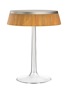 Flos Bon Jour Lampada Da Tavolo cromo opaco con corona rafia in naturale accesa in ambiente, design e diffusione della luce