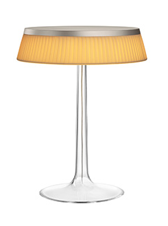 Flos Bon Jour Lampada Da Tavolo cromo opaco con corona accesa in ambiente, design e diffusione della luce