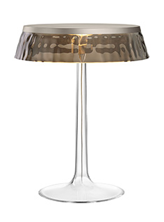 Flos Bon Jour Lampada Da Tavolo cromo opaco con corona fume accesa in ambiente, design e diffusione della luce