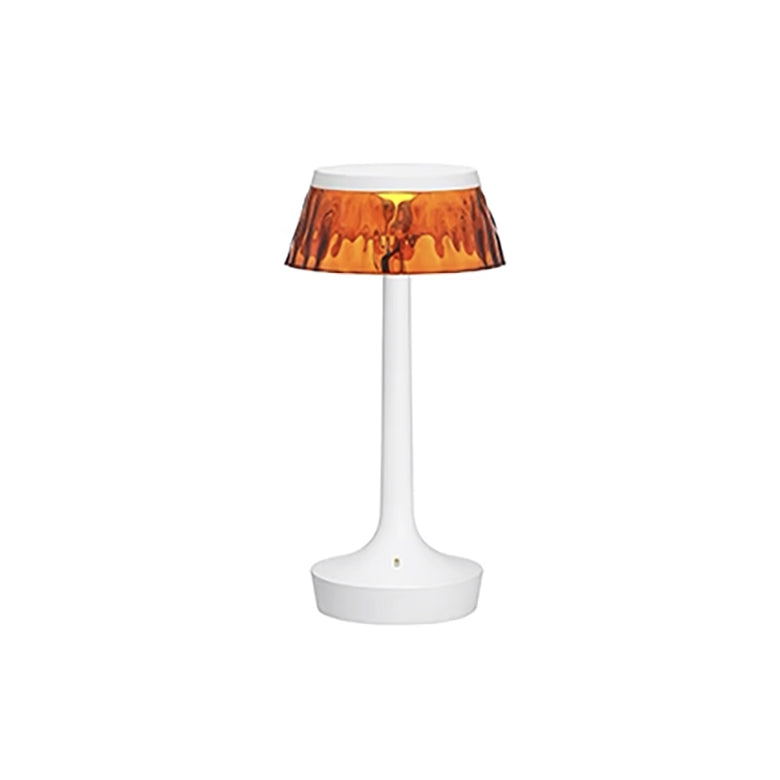 FLOS Bon Jour Unplugged Lampada da tavolo ricaricabile Bianca accesa in ambiente, design e diffusione della luce