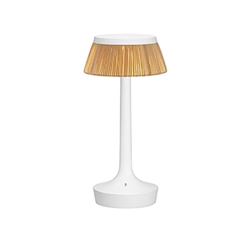 FLOS Bon Jour Unplugged Lampada da tavolo ricaricabile in naturale accesa in ambiente, design e diffusione della luce