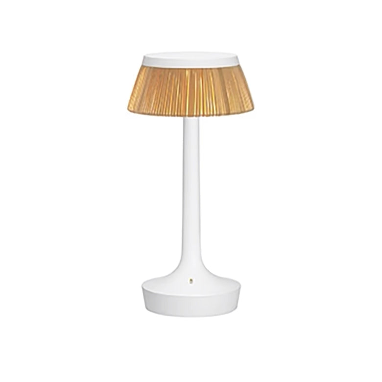 FLOS Bon Jour Unplugged Lampada da tavolo ricaricabile in naturale accesa in ambiente, design e diffusione della luce