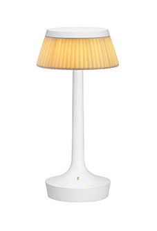 FLOS Bon Jour Unplugged Lampada da tavolo Ricaricabile accesa in ambiente, design e diffusione della luce